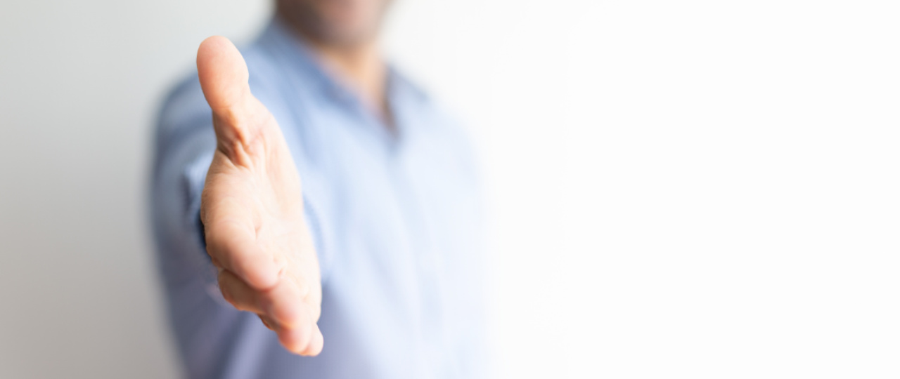 Mann reicht Hand zur Veranschaulichung des Engagement der ABF.