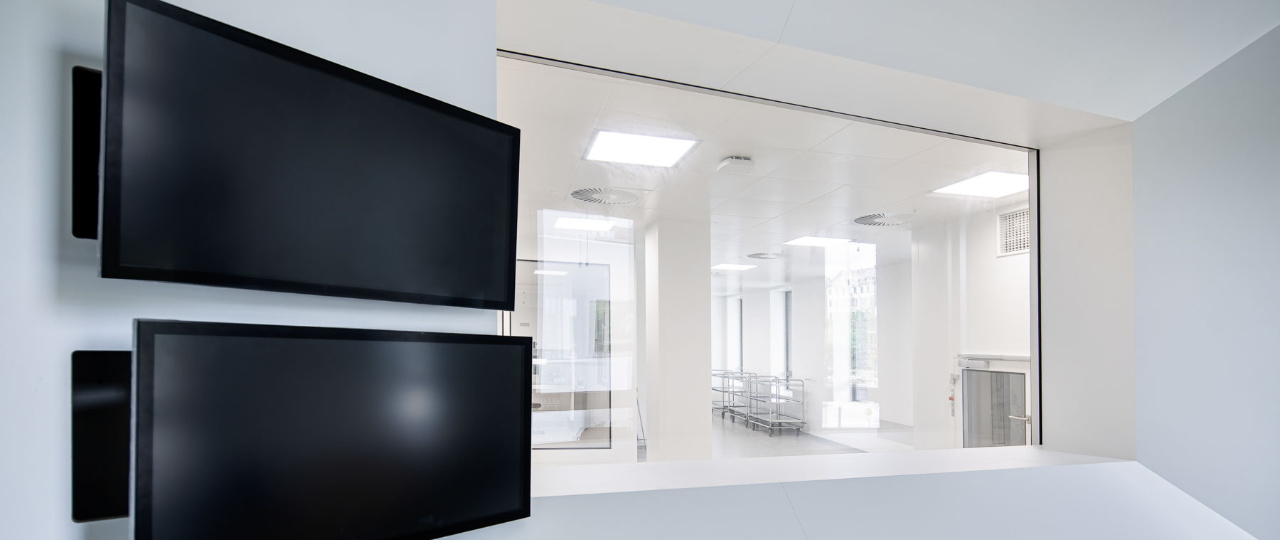 Der Showroom zum Reinraumlabor der ABF-Pharmazie Die Glasscheibe des Showroom zum Reinraumlabor der ABF-Pharmazie